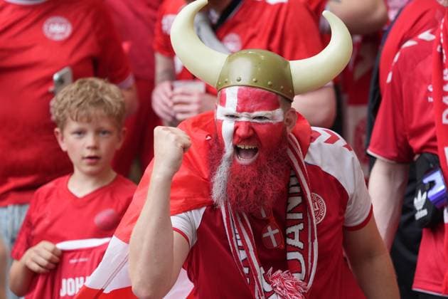 Dänische Fans mit Vikingerhelm und den Nationalfarben im Gesicht freut sich auf dem Kampf - Stuttgart 16.06.2024: Dänemark vs. Slowenien, EURO2024 M6, Gruppe C, EM-Arena Stuttgart