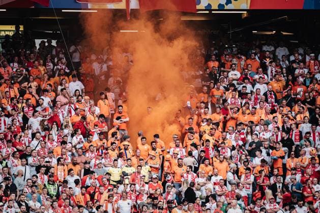 Fußball Herren UEFA-Fußball-Europameisterschaft 2024 Gruppe D Polen vs. Niederlande 16.06.2024 Orangene Rauchwolken Hamburg Volksparkstadion Hamburg Deutschland