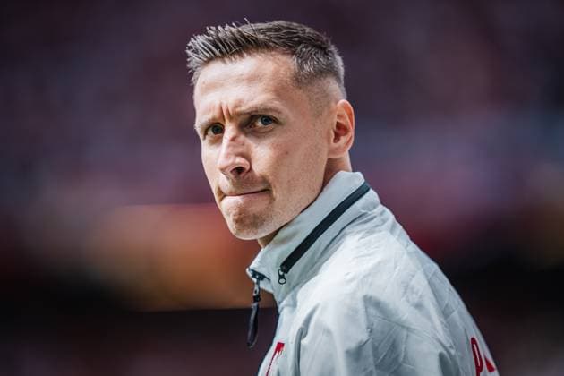 Fußball Herren UEFA-Fußball-Europameisterschaft 2024 Gruppe D Polen vs. Niederlande 16.06.2024 Piotr Zielinski ( 10, Polen) beim Einlauf ins Stadion Portrait Hamburg Volksparkstadion Hamburg Deutschland
