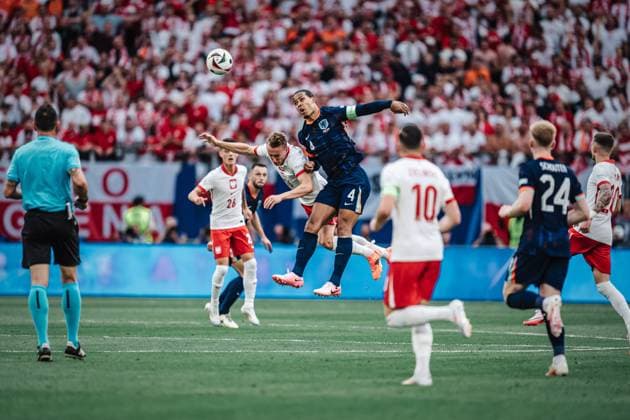 Fußball Herren UEFA-Fußball-Europameisterschaft 2024 Gruppe D Polen vs. Niederlande 16.06.2024 Kopfballduell zwischen Adam Buksa ( 16, Polen) links und Virgil van Dijk ( 4, Niederlande) rechts Hamburg Volksparkstadion Hamburg Deutschland