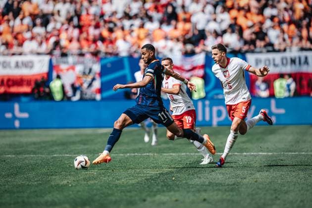 Fußball Herren UEFA-Fußball-Europameisterschaft 2024 Gruppe D Polen vs. Niederlande 16.06.2024 Cody Gakpo ( 11, Niederlande) mit dem Ball Hamburg Volksparkstadion Hamburg Deutschland