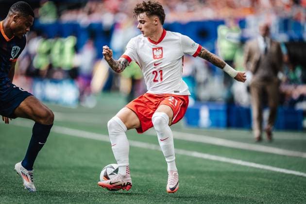 Fußball Herren UEFA-Fußball-Europameisterschaft 2024 Gruppe D Polen vs. Niederlande 16.06.2024 Nicola Zalewski ( 21, Polen) mit dem Ball Hamburg Volksparkstadion Hamburg Deutschland