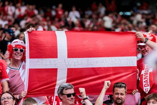 UEFA EURO 2024: Slowenien - Dänemark; 16.06.2024 Dänische Fans mit Flagge Stine will you marry me UEFA EURO 2024: Slowenien - Dänemark; Stuttgart Arena, Stuttgart am 16.06.2024 Copyright: xBEAUTIFULxSPORTS Wunderlx