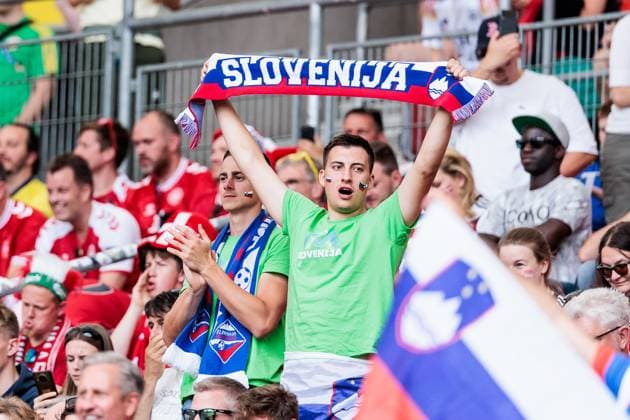UEFA EURO 2024: Slowenien - Dänemark; 16.06.2024 Slowenische Fans halten Schals hoch UEFA EURO 2024: Slowenien - Dänemark; Stuttgart Arena, Stuttgart am 16.06.2024 Copyright: xBEAUTIFULxSPORTS Wunderlx