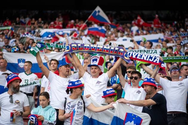 Fans von Slowenien, GER, Slovenia (SVN) vs Denmark (DEN), Fussball Europameisterschaft, UEFA EURO, EM, Europameisterschaft,Fussball 2024, Gruppe C, 1. Spieltag, 16.06.2024 GER, Slovenia (SVN) vs Denmark (DEN), Fussball Europameisterschaft, UEFA EURO 2024, Gruppe C, 1. Spieltag, 16.06.2024 Stuttgart Copyright: xEibner-Pressefoto Memmlerx EP_MMR