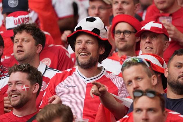 Dänische Fans jubeln - Stuttgart 16.06.2024: Dänemark vs. Slowenien, EURO2024 M6, Gruppe C, EM-Arena Stuttgart