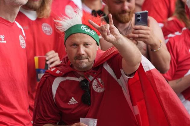 Dänische Fans jubeln - Stuttgart 16.06.2024: Dänemark vs. Slowenien, EURO2024 M6, Gruppe C, EM-Arena Stuttgart
