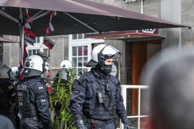 16.06.2024, Fussball, Europameisterschaft 2024, England - Serbien, Die Polizei sperrt ein serbischen Restaurant ab, nachdem es dort Auseinandersetzungen gab. Gelsenkirchen NRW Deutschland xRHR-FOTO TRx Copyright: TimxRehbein RHR-FOTOx RHR-FOTO TR