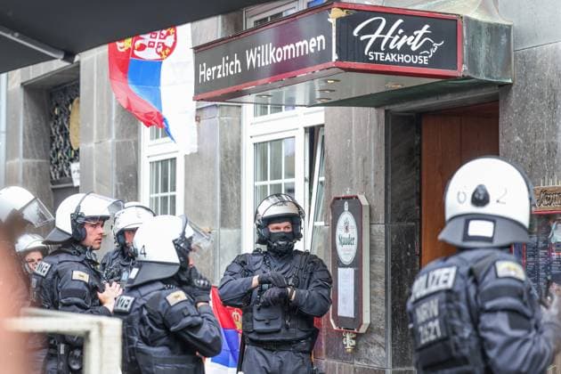 16.06.2024, Fussball, Europameisterschaft 2024, England - Serbien, Die Polizei sperrt ein serbischen Restaurant ab, nachdem es dort Auseinandersetzungen gab. Gelsenkirchen NRW Deutschland xRHR-FOTO TRx Copyright: TimxRehbein RHR-FOTOx RHR-FOTO TR