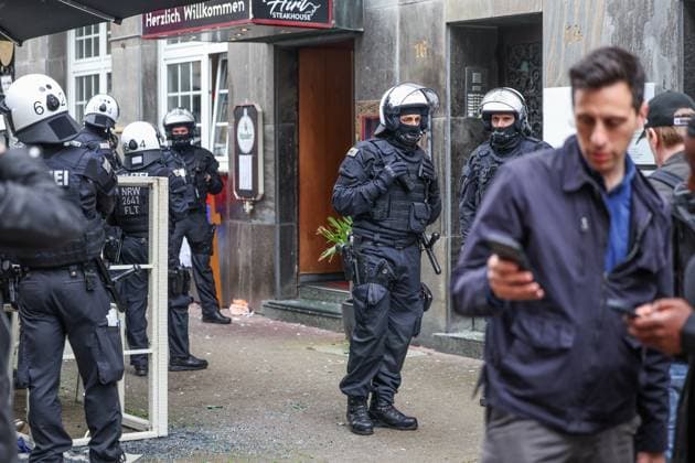16.06.2024, Fussball, Europameisterschaft 2024, England - Serbien, Die Polizei sperrt ein serbischen Restaurant ab, nachdem es dort Auseinandersetzungen gab. Gelsenkirchen NRW Deutschland xRHR-FOTO TRx Copyright: TimxRehbein RHR-FOTOx RHR-FOTO TR