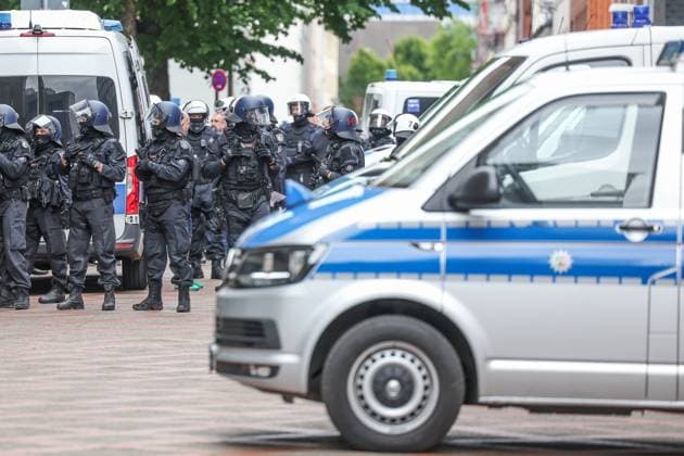 16.06.2024, Fussball, Europameisterschaft 2024, England - Serbien, Die Polizei sperrt nach Ausschreitungen die Innenstadt ab. Gelsenkirchen NRW Deutschland xRHR-FOTO TRx Copyright: TimxRehbein RHR-FOTOx RHR-FOTO TR