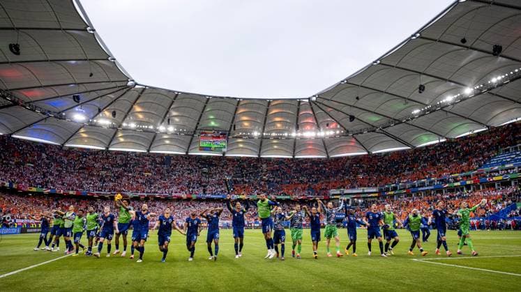 HAMBURG - The selection of the Dutch national team, Nationalteam thanks the supporters after the UEFA EURO, EM, Europameisterschaft,Fussball 2024 group D match between Poland and the Netherlands at the Volksparkstadion on June 16, 2024 in Hamburg, Germany. ANP KOEN VAN WEEL UEFA EURO 2024 2024 xVIxANPxSportx xxANPxIVx 501245808 originalFilename: 501245808.jpg