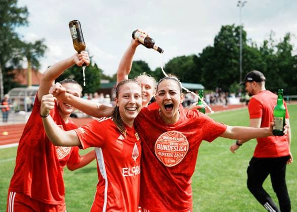 Fussball, Frauen, Saison 2023 2024, Aufstiegsspiel zur 2. Bundesliga (Rückspiel), SV Henstedt-Ulzburg - 1. FC Union Berlin (0:2), v. l. Lisa Görsdorf (1. Frauen 1. FC Union), Athanasia Moraitou (1. Frauen 1. FC Union), Jubel nach Aufstieg, 16.06. 2024, Copyright: xMatthiasxKochx