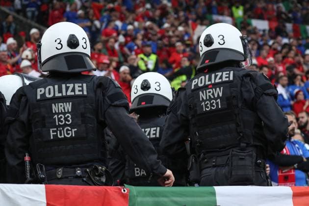 Germany - UEFA EURO, EM, Europameisterschaft,Fussball 2024 - Italy vs Albania - 15 06 2024 GERMANY, DORTMUND, JUNE 15. German Riot Police stand on guard in front of the Italian supporters during the UEFA EURO 2024 group B stage match between Italy and Albania. on June 15, 2024, BVB Stadion in Dortmund, Germany. Photo by Manuel Blondeau AOP.Press Dortmund BVB Stadion Germany Copyright: x ManuelxBlondeau AOP.Pressx AOP20240615 0032