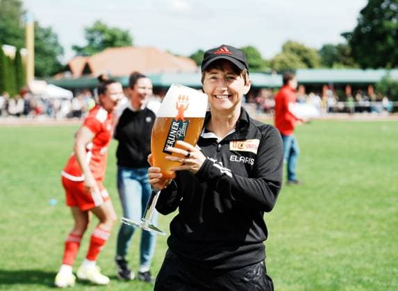 Fussball, Frauen, Saison 2023 2024, Aufstiegsspiel zur 2. Bundesliga (Rückspiel), SV Henstedt-Ulzburg - 1. FC Union Berlin (0:2), Trainerin Ailien Poese (1. Frauen 1. FC Union) mit Bierglas, Jubel nach Aufstieg, 16.06. 2024, Copyright: xMatthiasxKochx