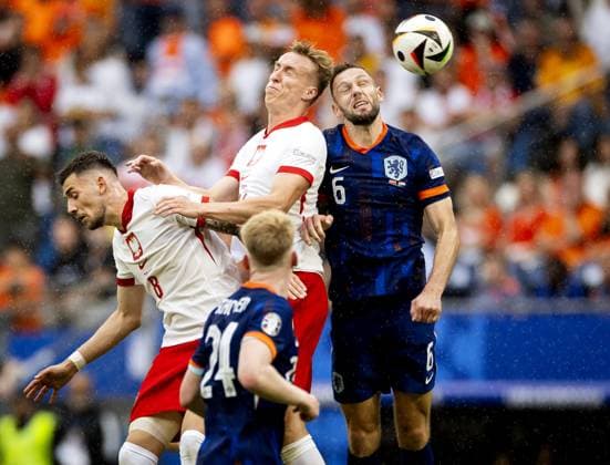 HAMBURG - Stefan de Vrij duels with Jakub Moder of Poland and Adam Buksa of Poland during the UEFA EURO, EM, Europameisterschaft,Fussball 2024 group D match between Poland and the Netherlands at the Volksparkstadion on June 16, 2024 in Hamburg, Germany. ANP KOEN VAN WEEL UEFA EURO 2024 2024 xVIxANPxSportx xxANPxIVx 501247282 originalFilename: 501247282.jpg