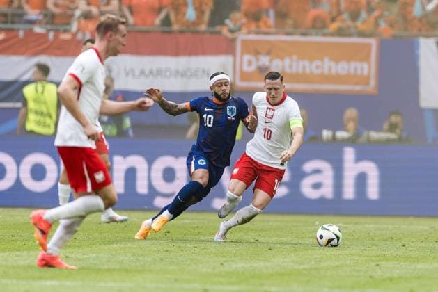 Poland v Netherlands: Group D - UEFA EURO, EM, Europameisterschaft,Fussball 2024 Memphis Depay and Piotr Zielinski are playing during the Poland vs. Netherlands match in Hamburg, Germany, on June 16, 2024. Hamburg Germany  Copyright: xFotoxOlimpikx originalFilename:jastrzebowski-polandvs240616_npuOR.jpg