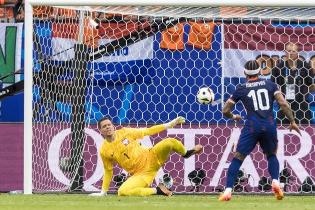 Poland v Netherlands: Group D - UEFA EURO, EM, Europameisterschaft,Fussball 2024 Wojciech Szczesny and Memphis Depay are playing during the Poland vs. Netherlands match in Hamburg, Germany, on June 16, 2024. Hamburg Germany  Copyright: xFotoxOlimpikx originalFilename:jastrzebowski-polandvs240616_npOSH.jpg