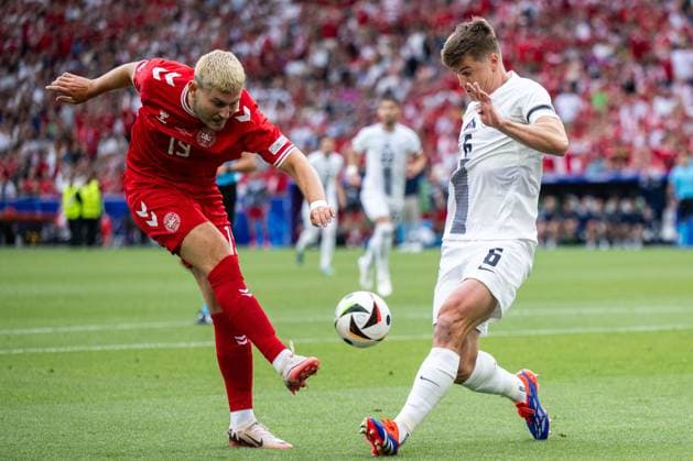 240616 Jonas Wind of Denmark and Jaka Bijol of Slovenia during the UEFA EURO, EM, Europameisterschaft,Fussball 2024 Football Championship match between Slovenia and Denmark on June 16, 2024 in Stuttgart. Photo: Mathias Bergeld BILDBYRAN kod MB MB0936 fotboll football soccer fotball fotbolls-em europamästerskap em uefa euro uefa european football championship euro 2024 slovenien slovenia danmark denmark bbeng Copyright: MATHIASxBERGELD BB240616MB031
