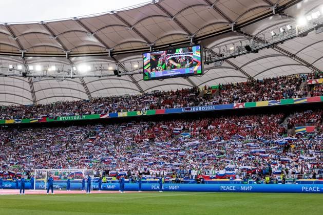 UEFA EURO 2024: Slowenien - Dänemark; 16.06.2024 Die slowenischen Fans halten zur Hymne Schals und Flaggen hoch UEFA EURO 2024: Slowenien - Dänemark; Stuttgart Arena, Stuttgart am 16.06.2024 Copyright: xBEAUTIFULxSPORTS Wunderlx