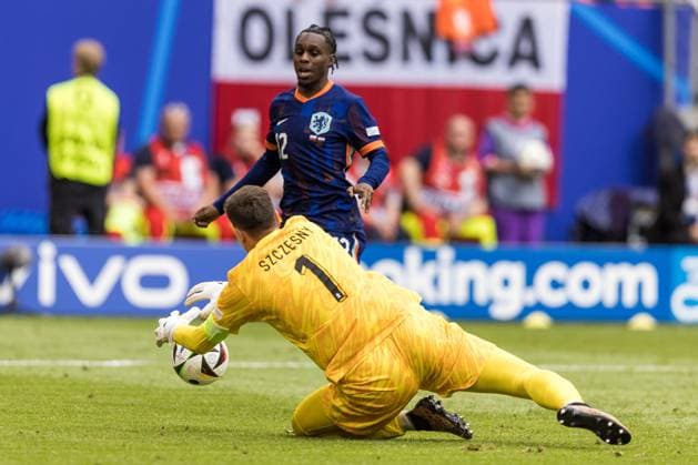 Poland v Netherlands: Group D - UEFA EURO, EM, Europameisterschaft,Fussball 2024 Wojciech Szczesny (POL) and Jeremie Frimpong (NED) are playing during the Poland vs Netherlands match UEFA Euro 2024 in Hamburg, Germany, on June 16, 2024. Hamburg Germany  Copyright: xFotoxOlimpikx originalFilename:jastrzebowski-polandvs240616_npV3e.jpg