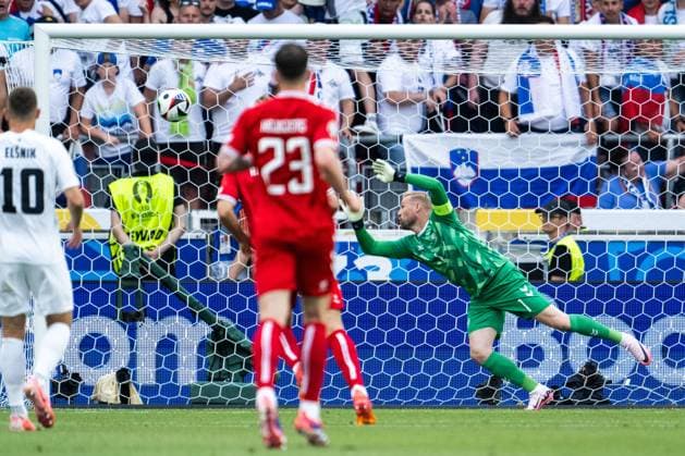240616 Goalkeeper Kasper Schmeichel of Denmark during the UEFA EURO, EM, Europameisterschaft,Fussball 2024 Football Championship match between Slovenia and Denmark on June 16, 2024 in Stuttgart. Photo: Mathias Bergeld BILDBYRAN kod MB MB0936 fotboll football soccer fotball fotbolls-em europamästerskap em uefa euro uefa european football championship euro 2024 slovenien slovenia danmark denmark bbeng Copyright: MATHIASxBERGELD BB240616MB044