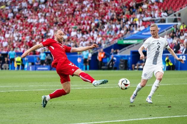 240616 Christian Eriksen of Denmark scores 0-1 behind Zan Karnicnik of Slovenia during the UEFA EURO, EM, Europameisterschaft,Fussball 2024 Football Championship match between Slovenia and Denmark on June 16, 2024 in Stuttgart. Photo: Mathias Bergeld BILDBYRAN kod MB MB0936 fotboll football soccer fotball fotbolls-em europamästerskap em uefa euro uefa european football championship euro 2024 slovenien slovenia danmark denmark bbeng Copyright: MATHIASxBERGELD BB240616MB047