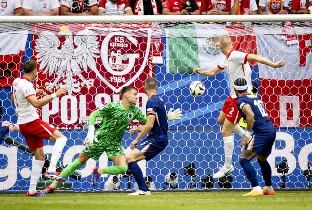HAMBURG - Adam Buksa of Poland heads the 1-0 past Holland goalkeeper Bart Verbruggen during the UEFA EURO, EM, Europameisterschaft,Fussball 2024 group D match between Poland and the Netherlands at the Volksparkstadion on June 16, 2024 in Hamburg, Germany. ANP KOEN VAN WEEL UEFA EURO 2024 2024 xVIxANPxSportx xxANPxIVx 501248540 originalFilename: 501248540.jpg
