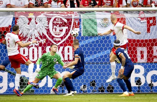 HAMBURG - Adam Buksa of Poland heads the 1-0 past Holland goalkeeper Bart Verbruggen during the UEFA EURO, EM, Europameisterschaft,Fussball 2024 group D match between Poland and the Netherlands at the Volksparkstadion on June 16, 2024 in Hamburg, Germany. ANP KOEN VAN WEEL UEFA EURO 2024 2024 xVIxANPxSportx xxANPxIVx 501248550 originalFilename: 501248550.jpg