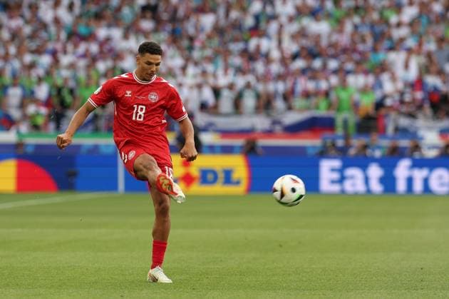 Alexander Bah 18 (Daenemark), Slowenien vs. Daenemark, Fussball, UEFA EURO, EM, Europameisterschaft,Fussball 2024, Gruppenphase, 1. Spieltag, 16.06.2024 Stuttgart Baden-Wuerttemberg Deutschland