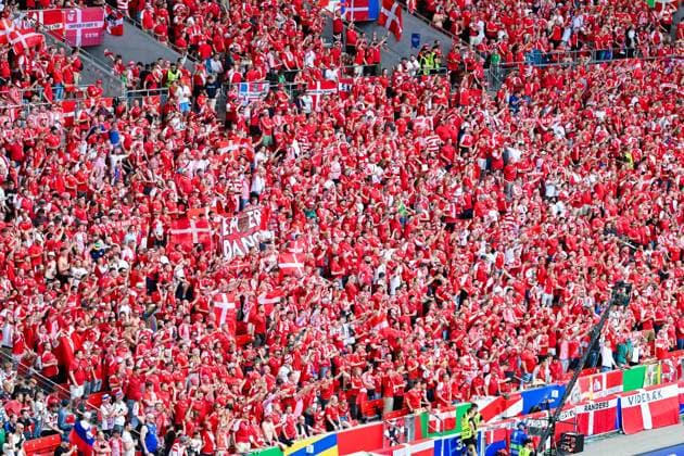 Fans von Daenemark feuern ihr Team an waehrend des Spiels der UEFA EURO, EM, Europameisterschaft,Fussball 2024 - Gruppe C zwischen Slowenien und Dänemark, Arena Stuttgart am 16. June 2024 in Stuttgart, Deutschland. (Foto von ) Fans of Denmark cheer for their team during the UEFA EURO 2024 - Group C match between Slovenia and Denmark at Arena Stuttgart on June 16, 2024 in Stuttgart, Germany. (Photo by ) Defodi-0581864239st