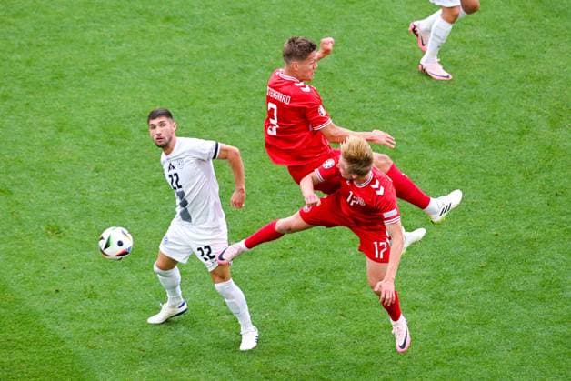 Adam Gnezda Cerin (Slovenia), Victor Kristiansen (Denmark) und Jannik Vestergaard (Denmark) kaempfen um den Ball, UEFA EURO, EM, Europameisterschaft,Fussball 2024 - Group C, Slovenia vs Denmark, Arena Stuttgart am 16. June 2024 in Stuttgart, Deutschland. (Foto von Silas Schueller DeFodi Images) Adam Gnezda Cerin (Slovenia), Victor Kristiansen (Denmark) und Jannik Vestergaard (Denmark) battle for the ball, UEFA EURO 2024 - Group C, Slovenia vs Denmark, Arena Stuttgart on June 16, 2024 in Stuttgart, Germany. (Photo by Silas Schueller DeFodi Images) Defodi-0581869538st