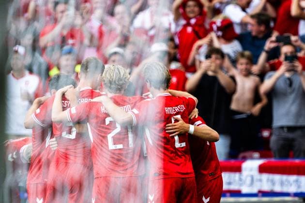 240616 Christian Eriksen of Denmark celebrates with team mates after 0-1 during the UEFA EURO, EM, Europameisterschaft,Fussball 2024 Football Championship match between Slovenia and Denmark on June 16, 2024 in Stuttgart. Photo: Mathias Bergeld BILDBYRAN kod MB MB0936 fotboll football soccer fotball fotbolls-em europamästerskap em uefa euro uefa european football championship euro 2024 slovenien slovenia danmark denmark bbeng jubel Copyright: MATHIASxBERGELD BB240616MB050