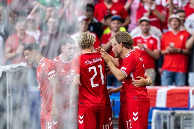 240616 Christian Eriksen of Denmark celebrates with team mates after 0-1 during the UEFA EURO, EM, Europameisterschaft,Fussball 2024 Football Championship match between Slovenia and Denmark on June 16, 2024 in Stuttgart. Photo: Mathias Bergeld BILDBYRAN kod MB MB0936 fotboll football soccer fotball fotbolls-em europamästerskap em uefa euro uefa european football championship euro 2024 slovenien slovenia danmark denmark bbeng jubel Copyright: MATHIASxBERGELD BB240616MB053