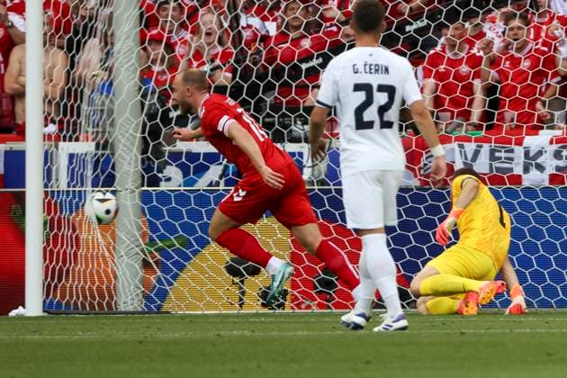 0:1 Tor fuer Daenemark durch Christian Eriksen (Daenemark, 10) , Fussball, UEFA , Europa Meisterschaft, (Gruppe C) 2024, Slowenien vs. Daenemark, 16.06.2024, Stuttgart Arena, Stuttgart, Deutschland Stuttgart Stuttgart Arena Baden-Wuerttemberg Deutschland Copyright: xGrantxHubbsx