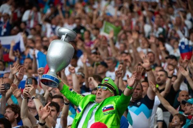 Fan von Slowenien mit EM Pokal, GER, Slovenia (SVN) vs Denmark (DEN), Fussball Europameisterschaft, UEFA EURO, EM, Europameisterschaft,Fussball 2024, Gruppe C, 1. Spieltag, 16.06.2024 GER, Slovenia (SVN) vs Denmark (DEN), Fussball Europameisterschaft, UEFA EURO 2024, Gruppe C, 1. Spieltag, 16.06.2024 Stuttgart Copyright: xEibner-Pressefoto Memmlerx EP_MMR