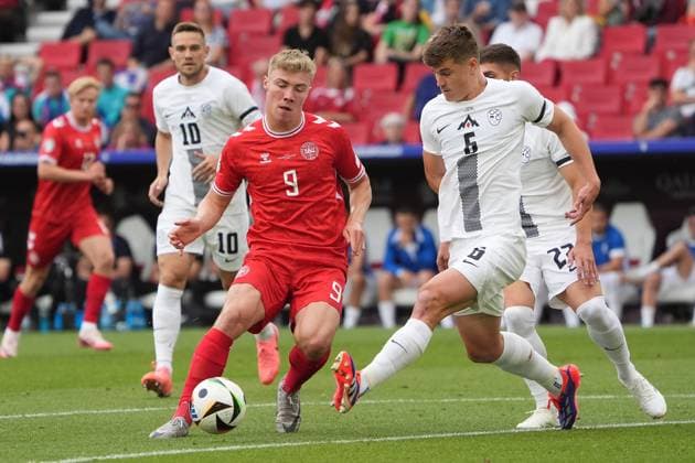 Rasmus Hojlund (Dänemark, Denmark, 09) gegen Jaka Bijol (Slowenien, Slovenia, 06) - Stuttgart 16.06.2024: Dänemark vs. Slowenien, EURO2024 M6, Gruppe C, EM-Arena Stuttgart