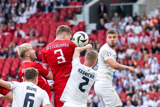 240616 Jonas Wind and Jannik Vestergaard of Denmark against Zan Karnicnik of Slovenia during the UEFA EURO, EM, Europameisterschaft,Fussball 2024 Football Championship match between Slovenia and Denmark on June 16, 2024 in Stuttgart. Photo: Mathias Bergeld BILDBYRAN kod MB MB0936 fotboll football soccer fotball fotbolls-em europamästerskap em uefa euro uefa european football championship euro 2024 slovenien slovenia danmark denmark bbeng Copyright: MATHIASxBERGELD BB240616MB054