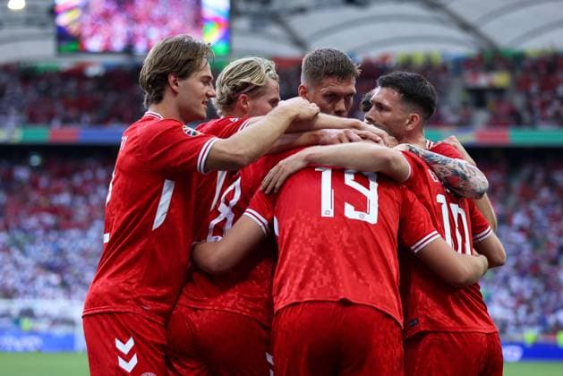 Fußball UEFA EURO, EM, Europameisterschaft,Fussball 2024 Gruppenphase 1. Spieltag Slowenien - Dänemark am 16.06.2024 in der Stuttgart Arena in Stuttgart Torjubel Jubel zum 0:1 durch Christian Eriksen ( Dänemark )