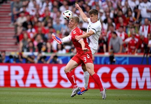 Fussball Euro 2024 Eroeffungsspiel Gruppe C 16.06.2024 Slowenien - Daenemark Rasmus Hoejlund (li, Daenemark) gegen Jaka Bijol (re, Slowenien)