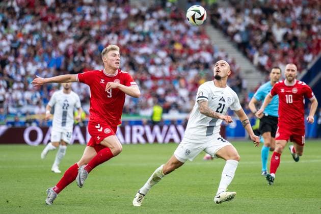 240616 Rasmus Hojlund of Denmark and Vanja Drkusic of Slovenia during the UEFA EURO, EM, Europameisterschaft,Fussball 2024 Football Championship match between Slovenia and Denmark on June 16, 2024 in Stuttgart. Photo: Mathias Bergeld BILDBYRAN kod MB MB0936 fotboll football soccer fotball fotbolls-em europamästerskap em uefa euro uefa european football championship euro 2024 slovenien slovenia danmark denmark bbeng Copyright: MATHIASxBERGELD BB240616MB062