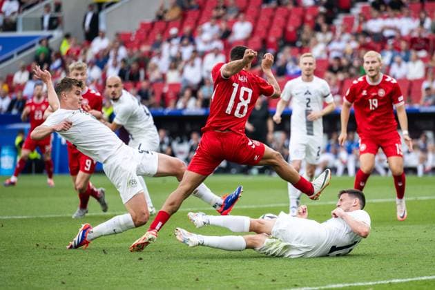 240616 Jaka Bijol and Erik Janza of Slovenia against Alexander Bah of Denmark during the UEFA EURO, EM, Europameisterschaft,Fussball 2024 Football Championship match between Slovenia and Denmark on June 16, 2024 in Stuttgart. Photo: Mathias Bergeld BILDBYRAN kod MB MB0936 fotboll football soccer fotball fotbolls-em europamästerskap em uefa euro uefa european football championship euro 2024 slovenien slovenia danmark denmark bbeng Copyright: MATHIASxBERGELD BB240616MB069