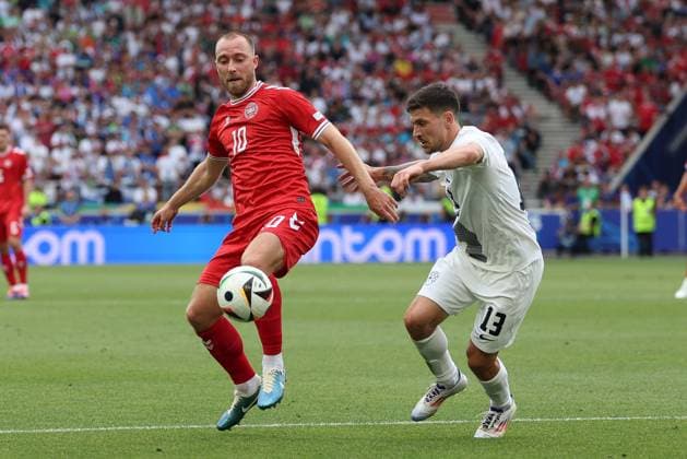 im Zweikampf, Aktion, mit Christian Eriksen 10 (Daenemark), Erik Janza 13 (Slowenien), Slowenien vs. Daenemark, Fussball, UEFA EURO, EM, Europameisterschaft,Fussball 2024, Gruppenphase, 1. Spieltag, 16.06.2024 Stuttgart Baden-Wuerttemberg Deutschland