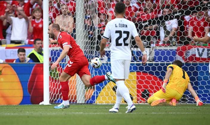 Fussball Euro 2024 Eroeffungsspiel Gruppe C 16.06.2024 Slowenien - Daenemark Tor zum 0 - 1 durch den Torschuetzen Christian Eriksen (li, Daenemark) gegen Torwart Jan Oblak (rte, Slowenien)