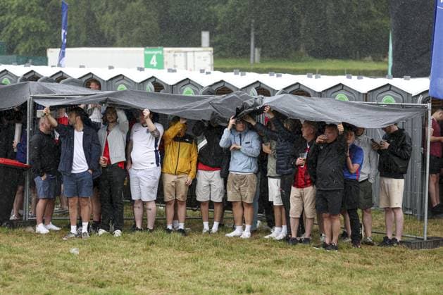 A general view of England fans in the fan zone sheltering from the rain at Trabrennbahn, Gelsenkirchen, Germany Serbia v England, UEFA European Championship, EM, Europameisterschaft 2024, Group C, Football, Arena Aufschalke, Gelsenkirchen, Germany - 16 Jun 2024 EDITORIAL USE ONLY No use with unauthorised audio, video, data, fixture lists, club league logos or live services. Online in-match use limited to 120 images, no video emulation. No use in betting, games or single club league player publications. Copyright: xPaulxCurrie Shutterstockx 14541951bw