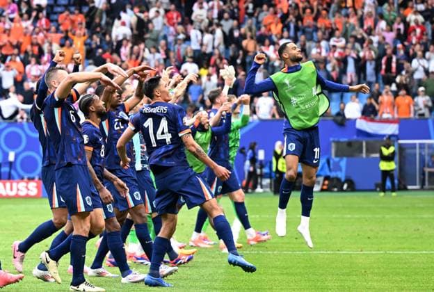 (240616) -- HAMBURG, June 16, 2024 -- Players of the Netherlands celebrate victory after the UEFA EURO, EM, Europameisterschaft,Fussball 2024 Group D match between Poland and the Netherlands in Hamburg, Germany on June 16, 2024. ) (SP)GERMANY-HAMBURG-FOOTBALL-EURO 2024-POLAND VS THE NETHERLANDS XiaoxYijiu 