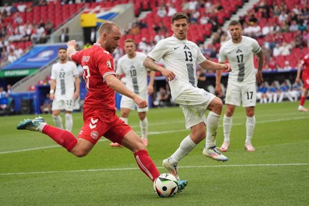Zweikampf Christian Eriksen (Dänemark, Denmark, 10) gegen Erik Janza (Slowenien, Slovenia, 13) - Stuttgart 16.06.2024: Dänemark vs. Slowenien, EURO2024 M6, Gruppe C, EM-Arena Stuttgart