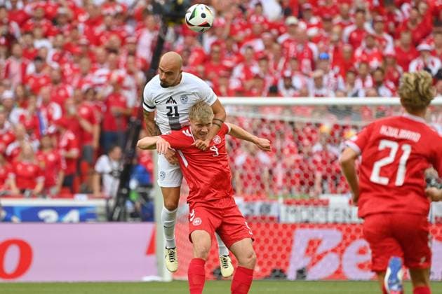 Vanja DRKUSIC (SVN), Aktion,Zweikampf gegen Rasmus HOEJLUND (DEN). Gruppenphase Gruppe C Slowenien (SVN) - Daenemark (DEN) am 16.06.2024, Stuttgart Arena. Fussball UEFA EURO, EM, Europameisterschaft,Fussball 2024 GERMANY vom 14.06.2024 - 14.07.2024.
