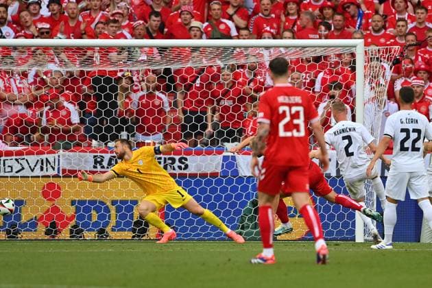 Tor Christian ERIKSEN (DEN) zum 1-0, Aktion,Torschuss gegen Torwart Jan OBLAK (SVN). Gruppenphase Gruppe C Slowenien (SVN) - Daenemark (DEN) am 16.06.2024, Stuttgart Arena. Fussball UEFA EURO, EM, Europameisterschaft,Fussball 2024 GERMANY vom 14.06.2024 - 14.07.2024.
