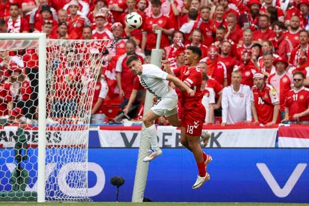 Erik Janza (Slowenien, 13) und Alexander Bah (Daenemark, 18) beim Kopfballduell , Fussball, UEFA , Europa Meisterschaft, (Gruppe C) 2024, Slowenien vs. Daenemark, 16.06.2024, Stuttgart Arena, Stuttgart, Deutschland Stuttgart Stuttgart Arena Baden-Wuerttemberg Deutschland Copyright: xGrantxHubbsx